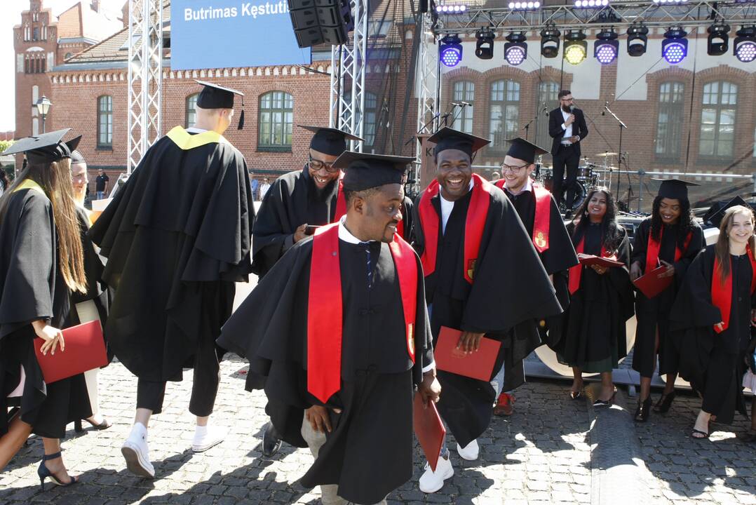 Klaipėdos universiteto absolventams įteikti diplomai
