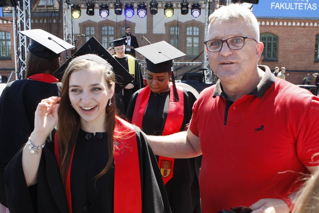 Klaipėdos universiteto absolventams įteikti diplomai