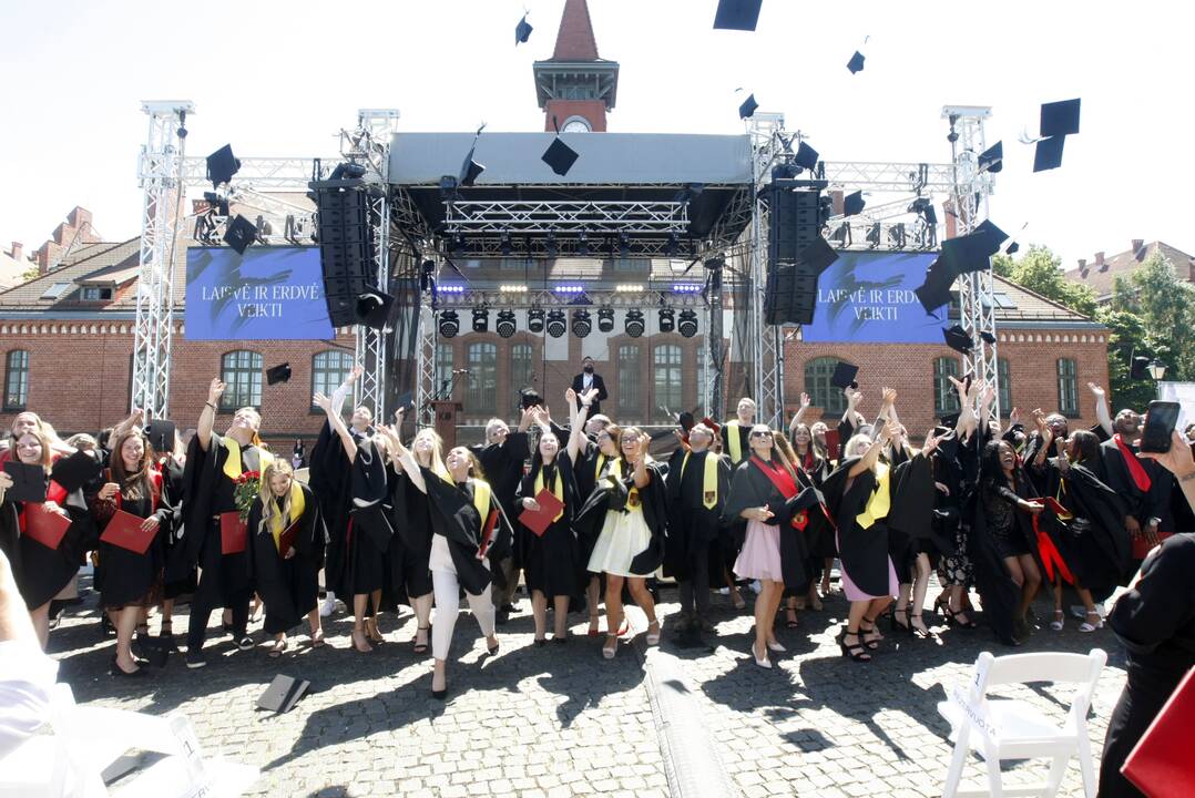 Klaipėdos universiteto absolventams įteikti diplomai