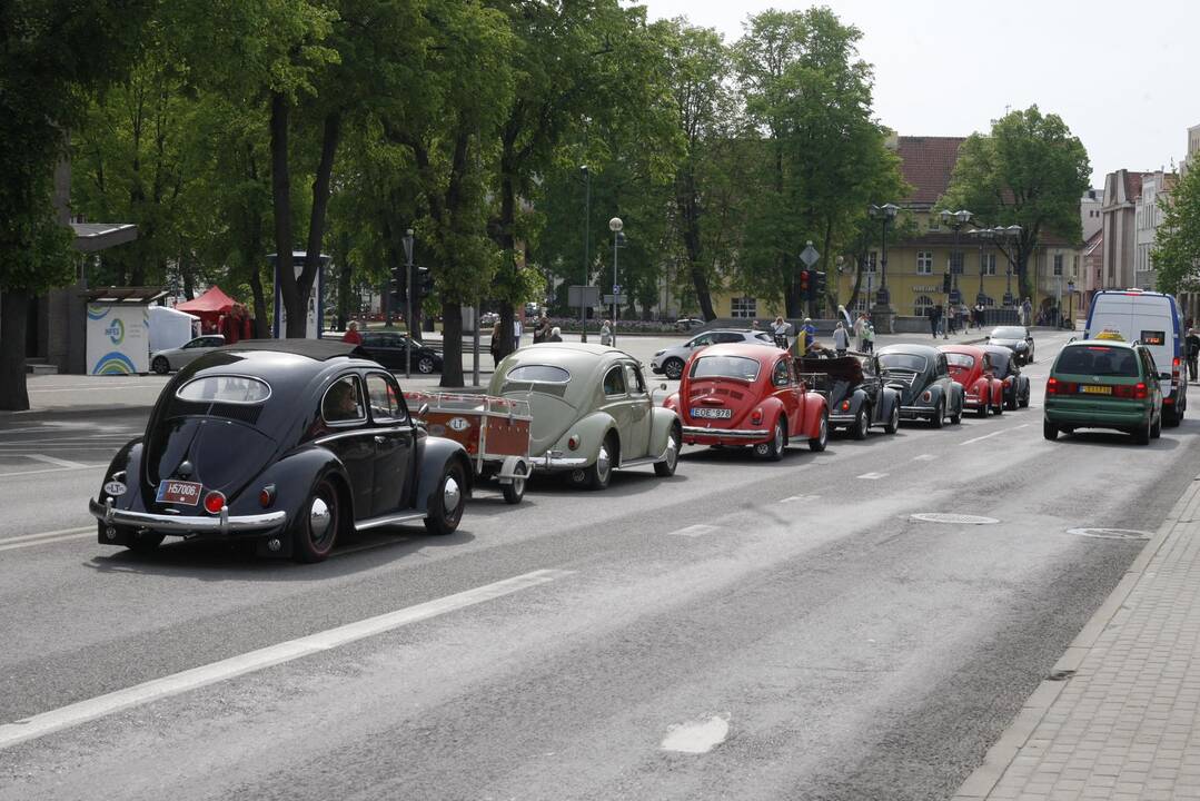 Uostamiesčio gatvėse spalvingi "vabalai" ir burbulų fiesta