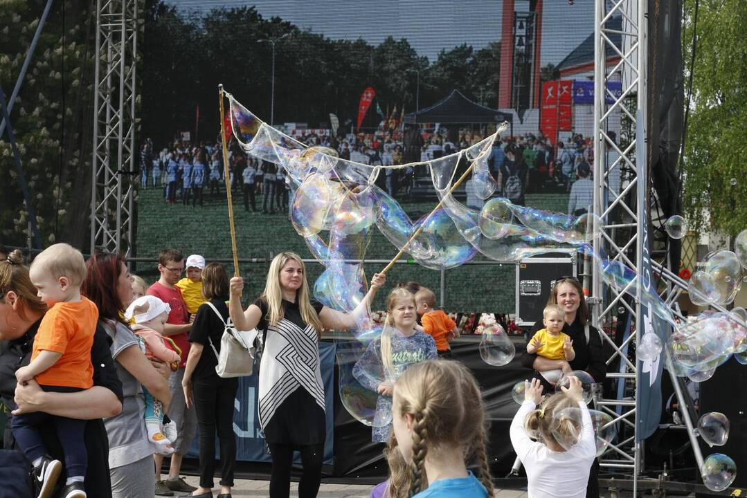 Uostamiesčio gatvėse spalvingi "vabalai" ir burbulų fiesta