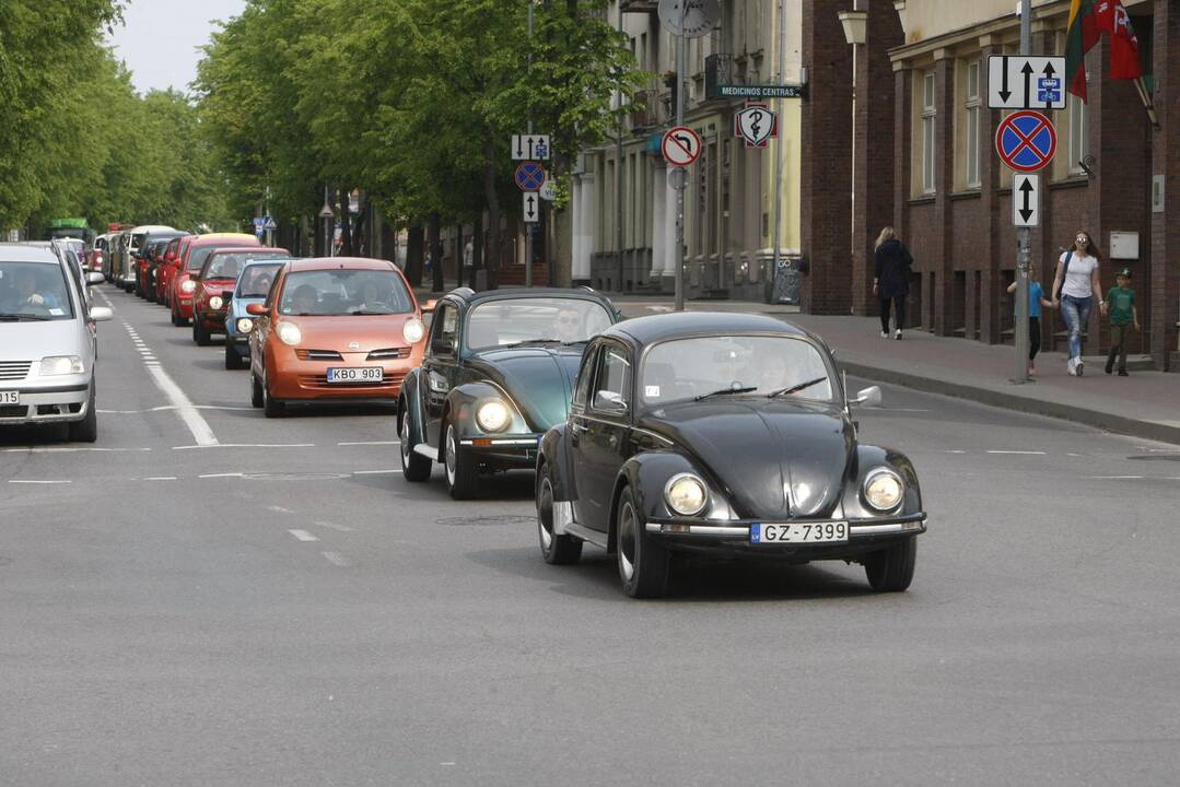 Uostamiesčio gatvėse spalvingi "vabalai" ir burbulų fiesta