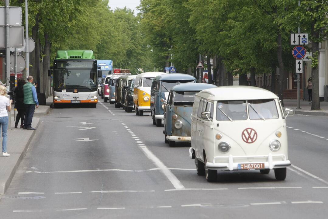 Uostamiesčio gatvėse spalvingi "vabalai" ir burbulų fiesta