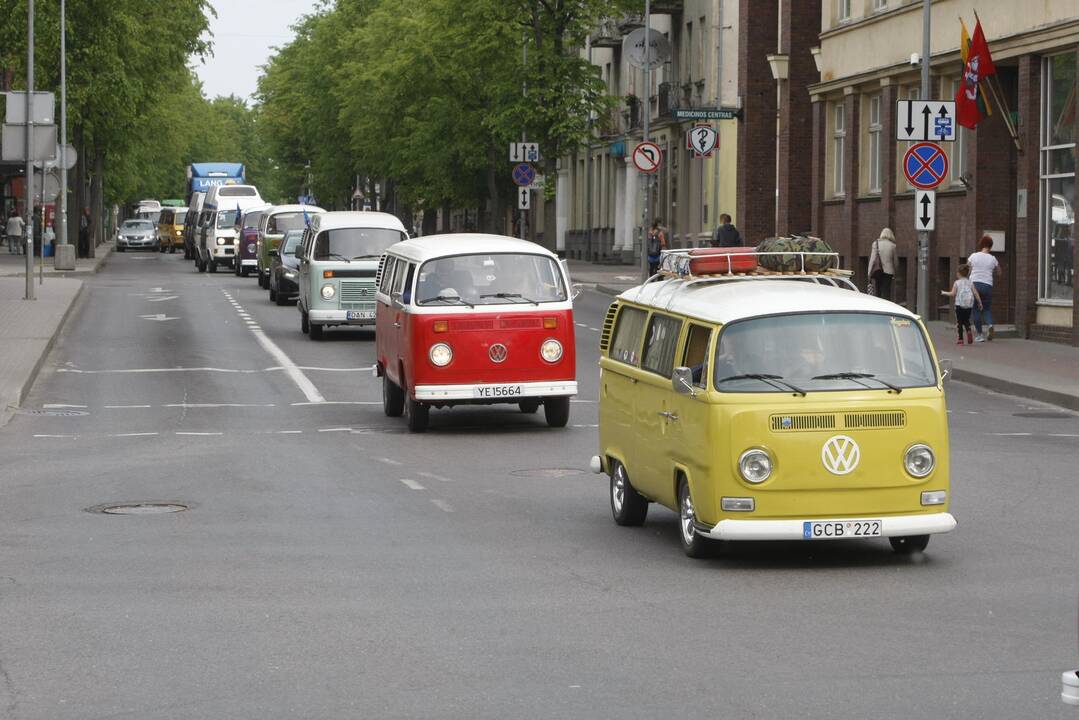 Uostamiesčio gatvėse spalvingi "vabalai" ir burbulų fiesta