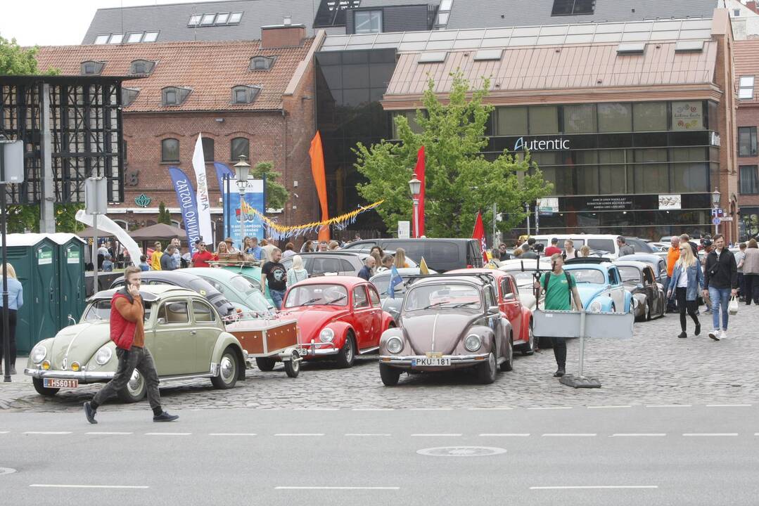 Uostamiesčio gatvėse spalvingi "vabalai" ir burbulų fiesta