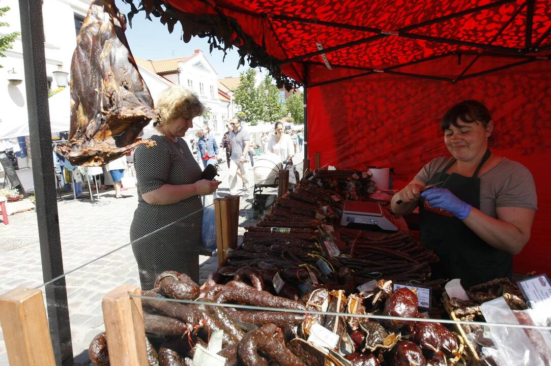 Joninių mugė paskendo žolynuose