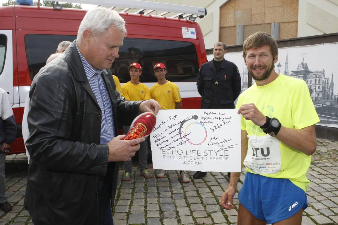 Klaipėdoje finišavo Baltijos jūrą apibėgęs ugniagesys