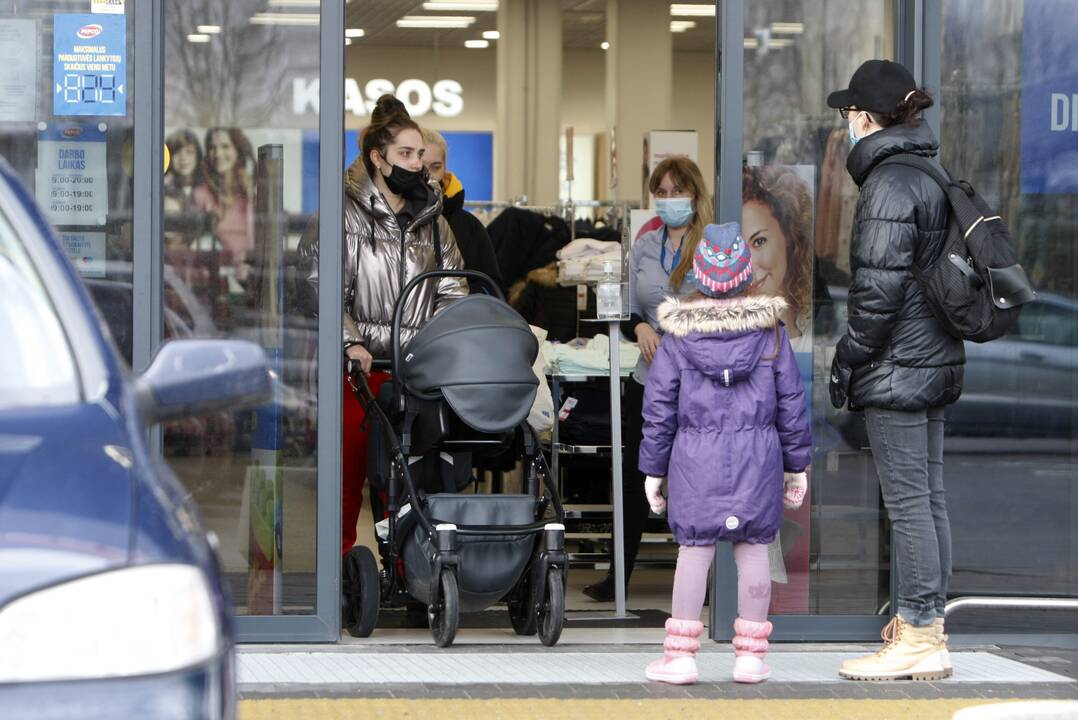 Prie duris atvėrusių parduotuvių nusidriekė klaipėdiečių eilės 