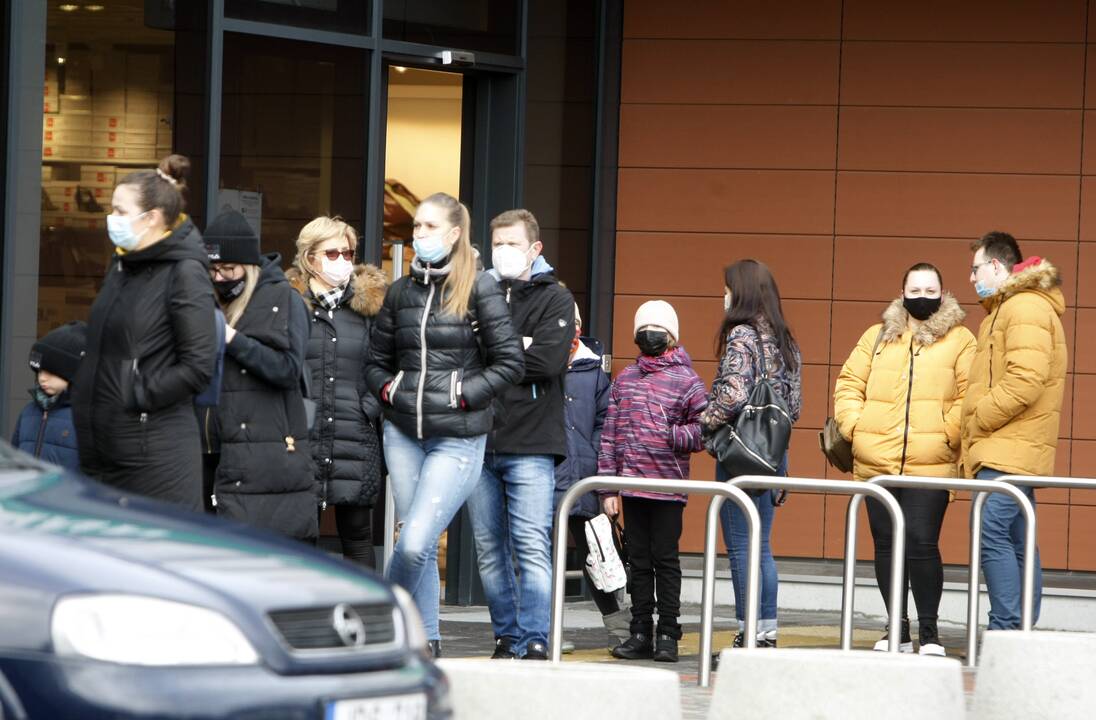 Prie duris atvėrusių parduotuvių nusidriekė klaipėdiečių eilės 