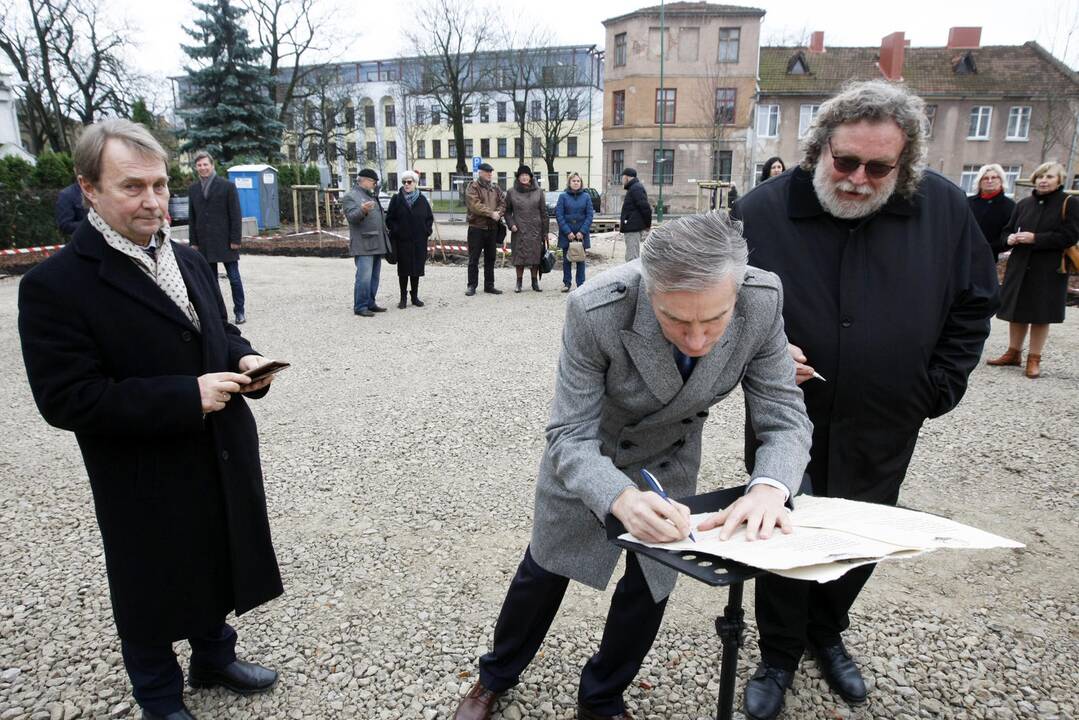 Kapsulės įleidimas Vydūno skvere