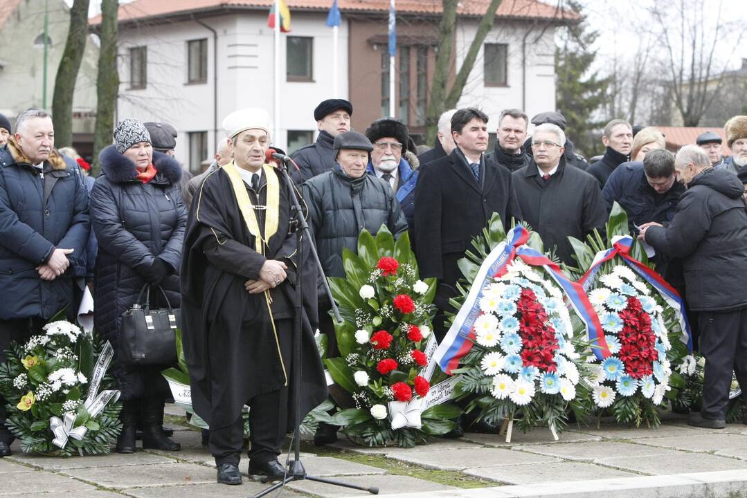 Skulptūrų parke – gėlės raudonarmiečiams