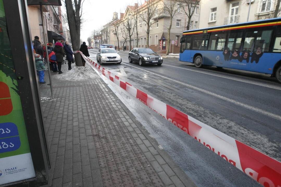 Autobusas stotelėje suvažinėjo moterį