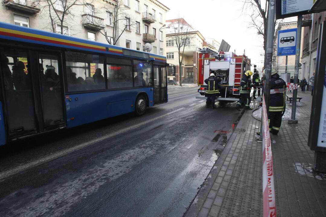 Autobusas stotelėje suvažinėjo moterį