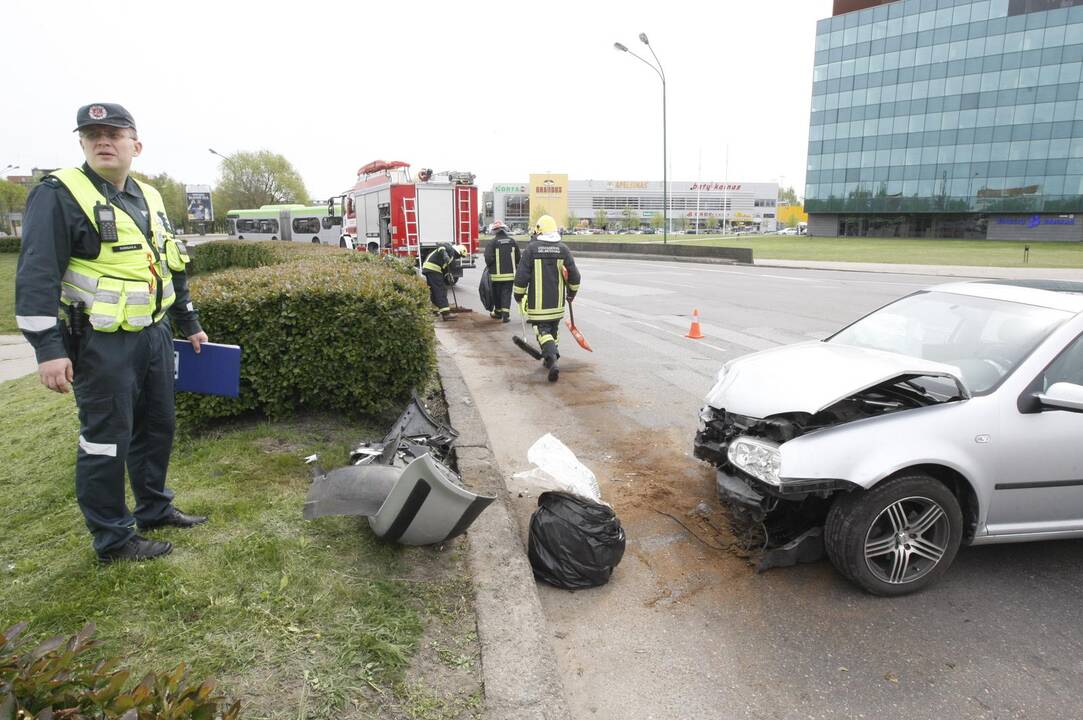 Į žiedinės sankryžos gaudyklę įlėkė automobilis