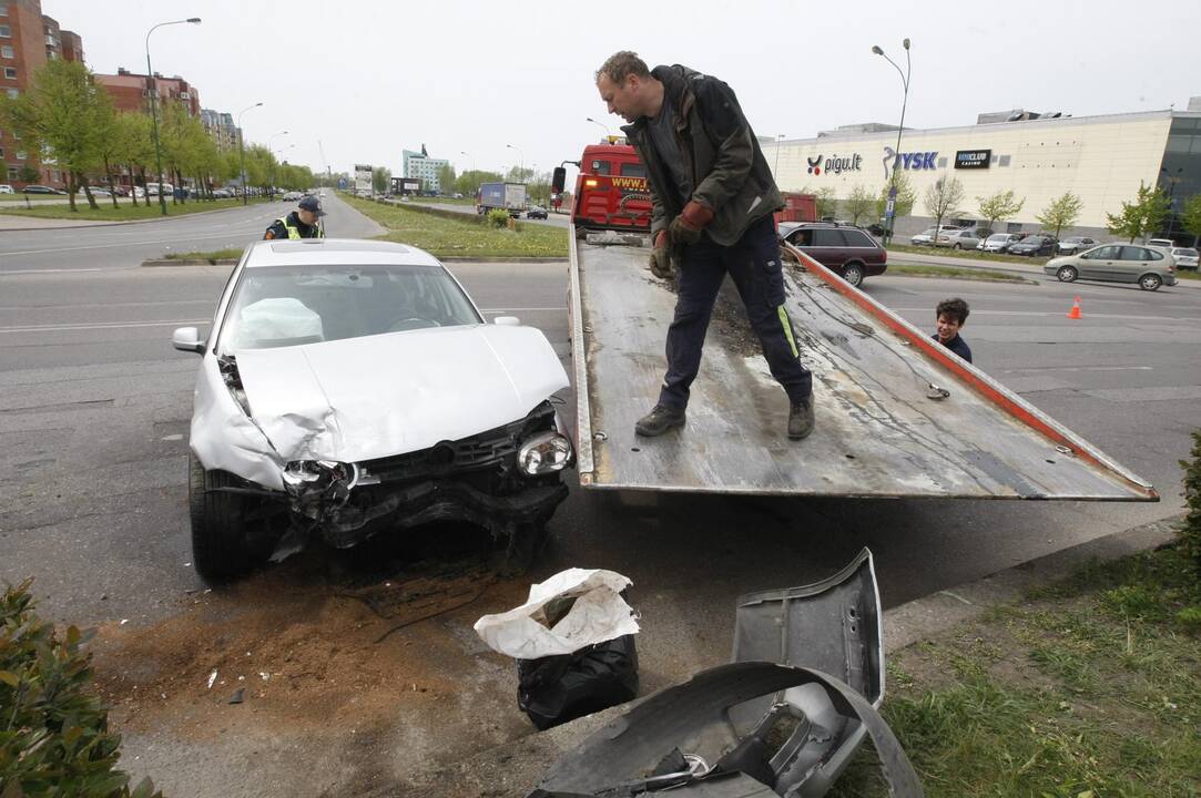 Į žiedinės sankryžos gaudyklę įlėkė automobilis