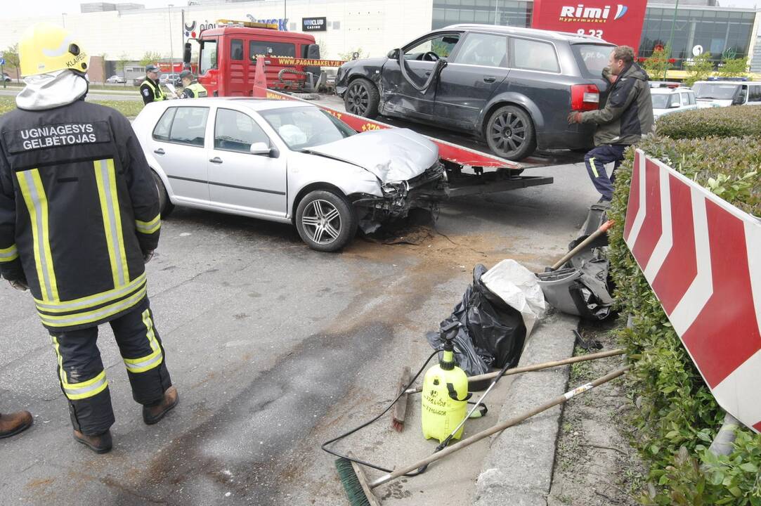 Į žiedinės sankryžos gaudyklę įlėkė automobilis