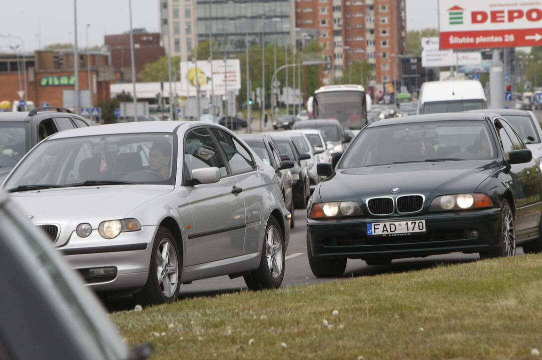 Į žiedinės sankryžos gaudyklę įlėkė automobilis