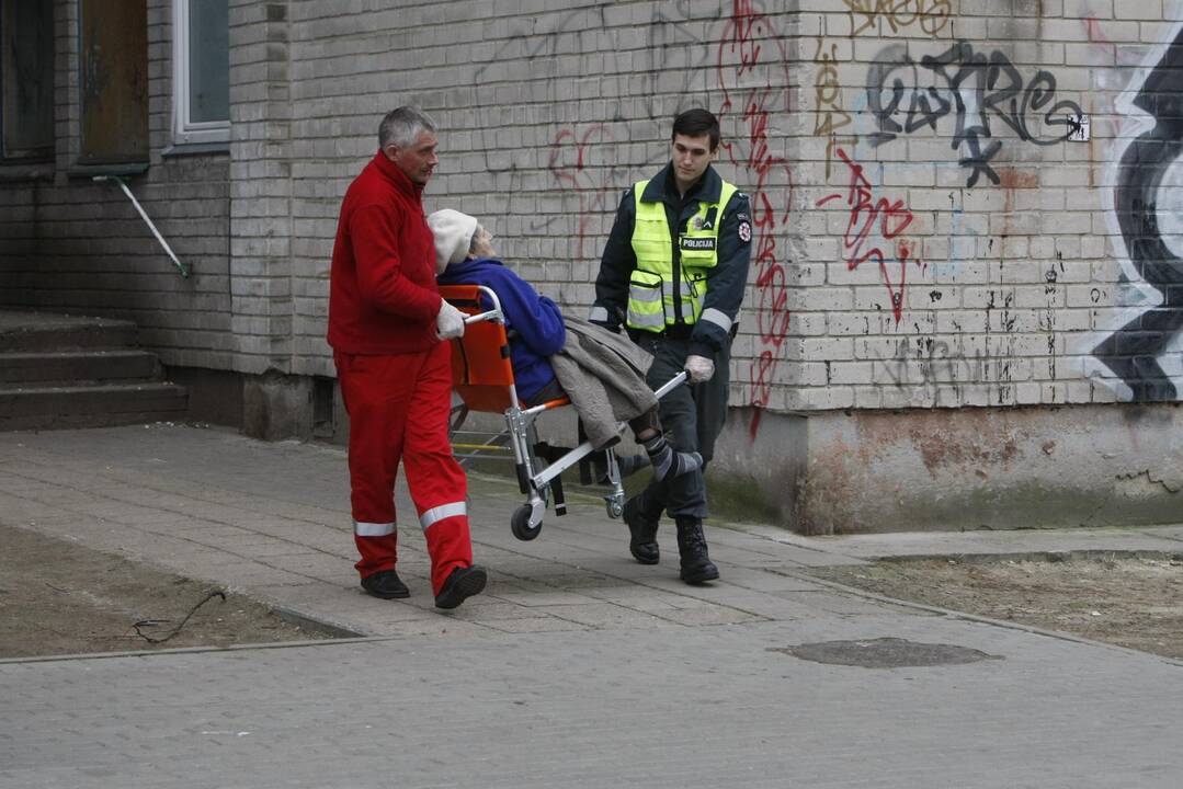 Moters gelbėjimo operacija Klaipėdoje