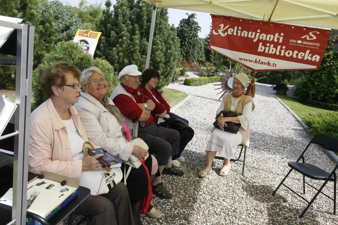 Klaipėdos botanikos sode - laisvi poezijos skaitymai