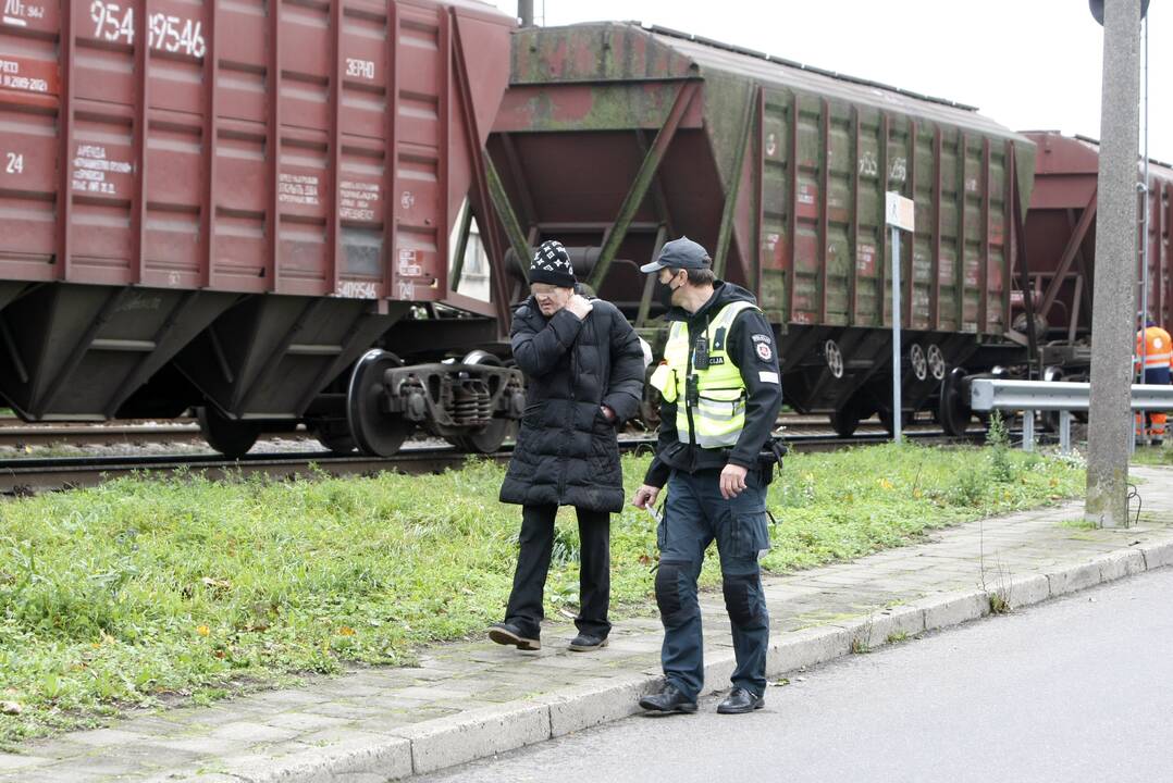 Darbingas ketvirtadienis pareigūnams: nubaudė pažeidėjus, sugavo ieškotą asmenį