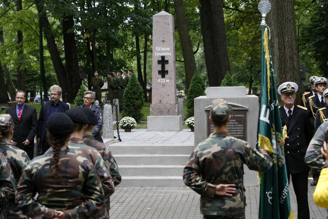 Atnaujintas paminklas 1923 metų žuvusiems sukilimo dalyviams atminti