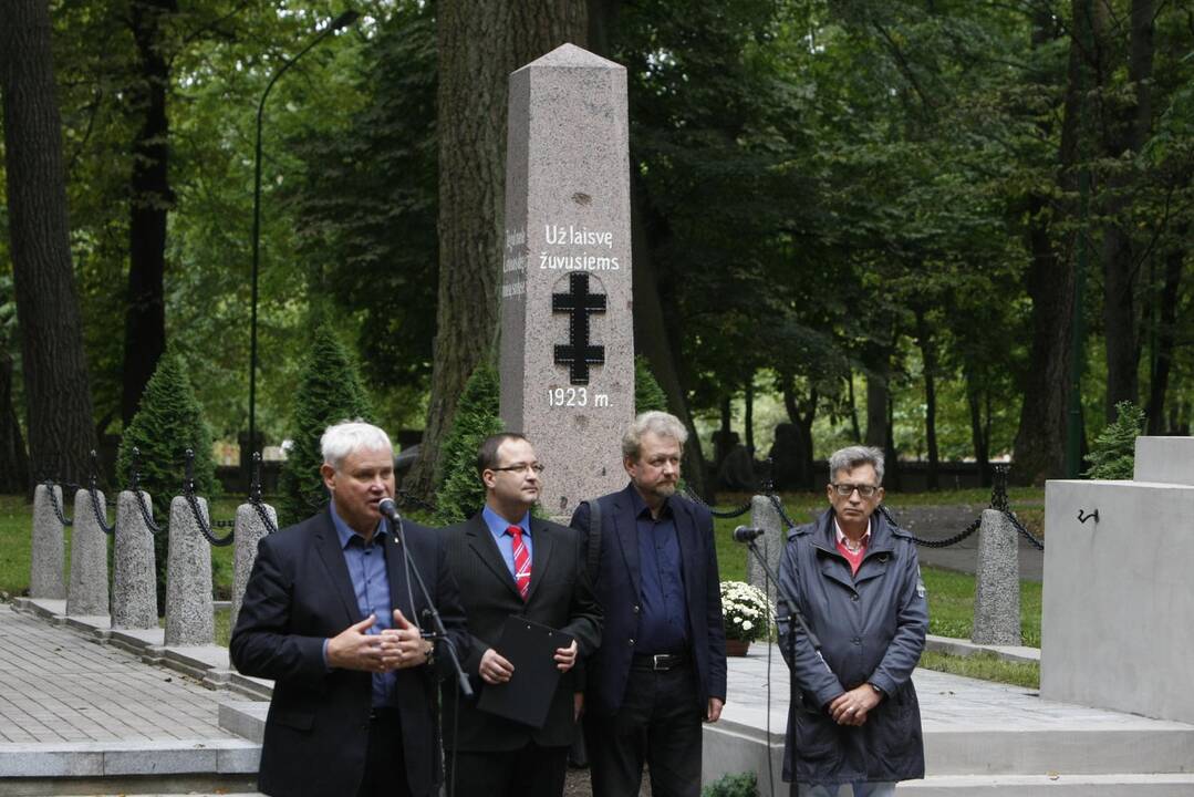 Atnaujintas paminklas 1923 metų žuvusiems sukilimo dalyviams atminti