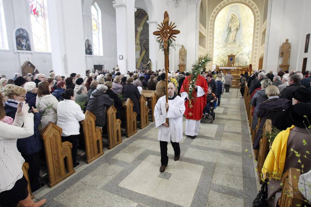 Verbų sekmadienį skubėjo į Mišias