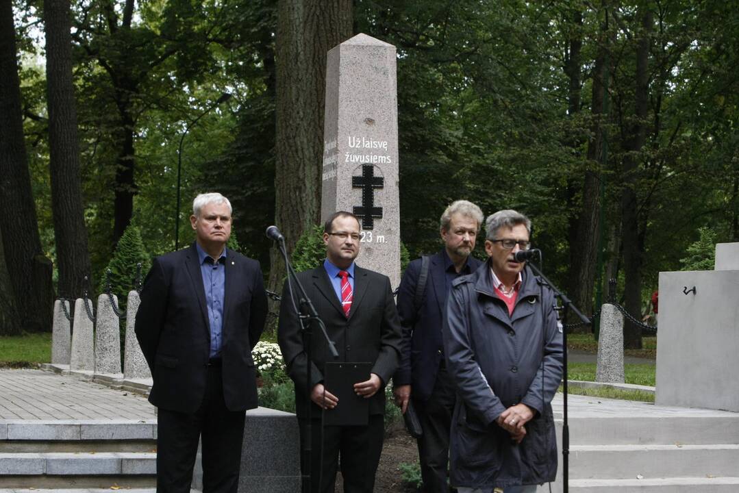 Atnaujintas paminklas 1923 metų žuvusiems sukilimo dalyviams atminti