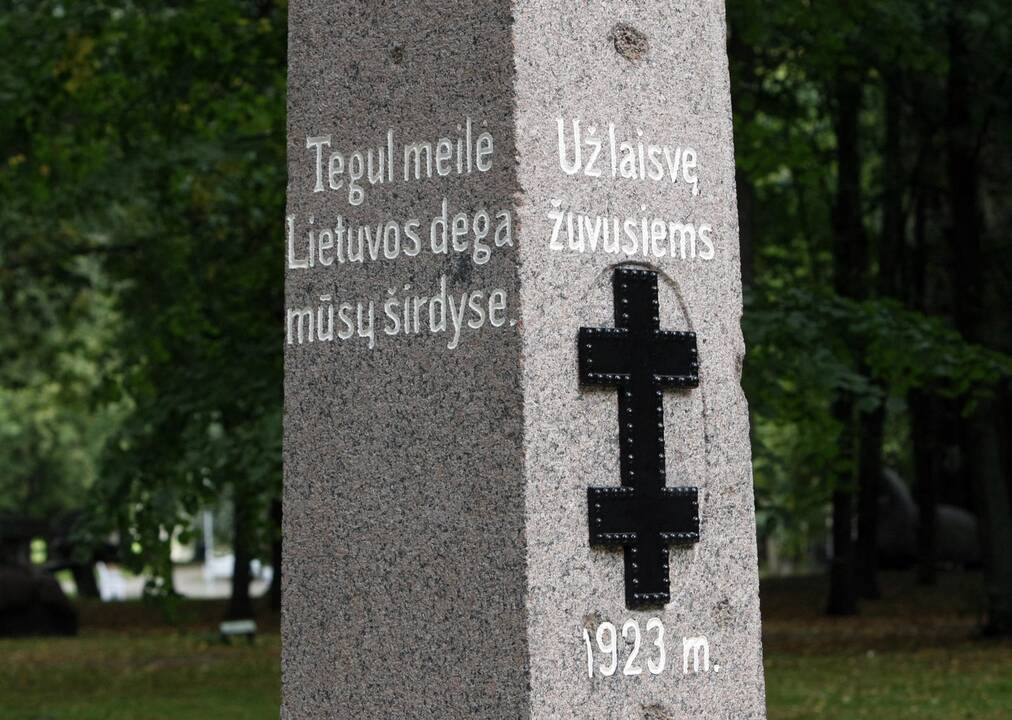 Atnaujintas paminklas 1923 metų žuvusiems sukilimo dalyviams atminti