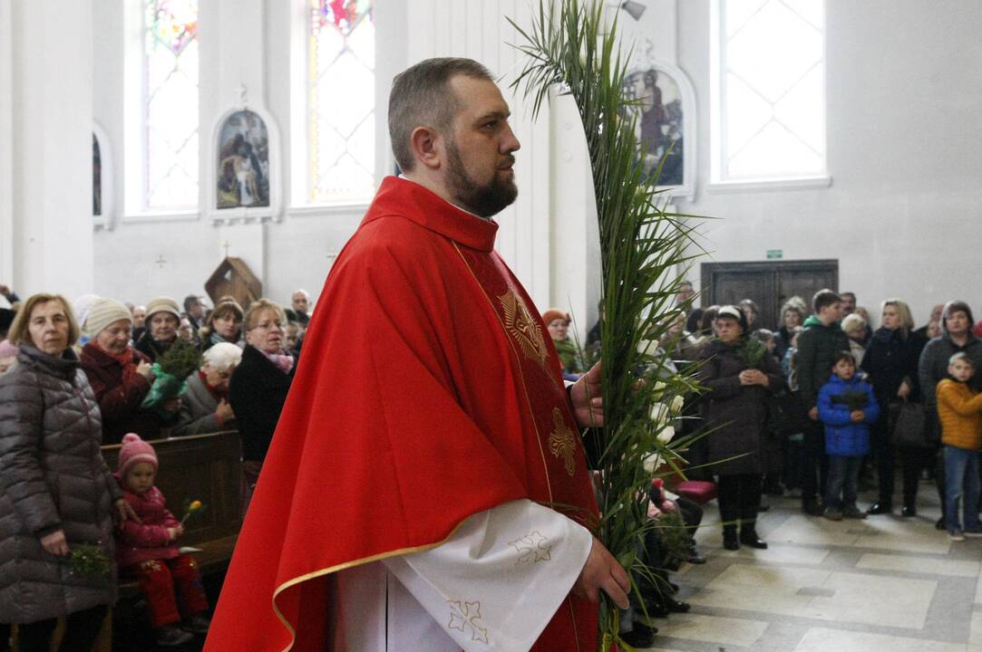 Verbų sekmadienį skubėjo į Mišias