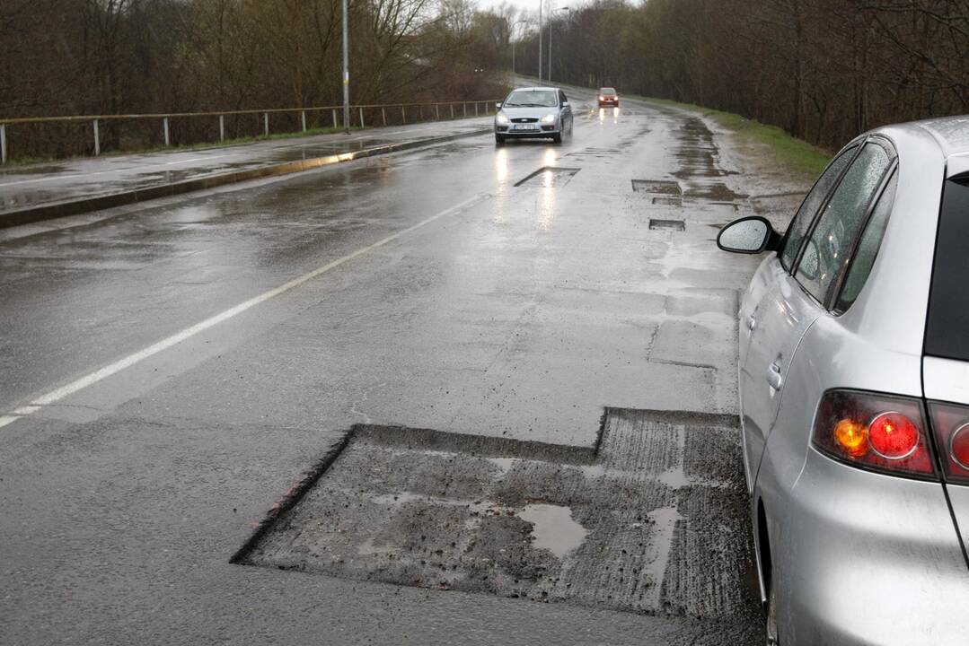 Lietus sustabdė duobių lopymą