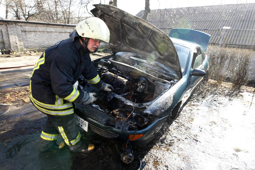 Automobilio gaisras Karklų gatvėje