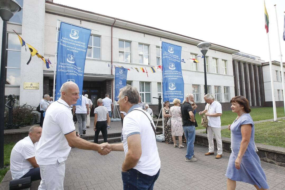 Mokyklos jubiliejuje – alumnų desantas