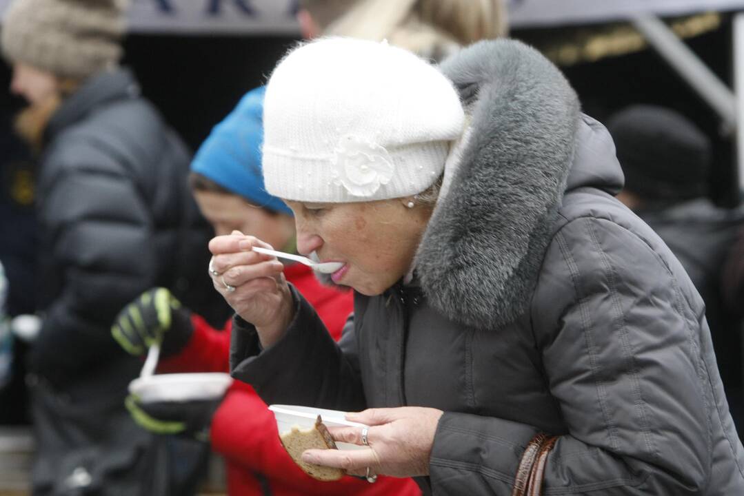 Klaipėdiečius vaišino žuviene ir koše