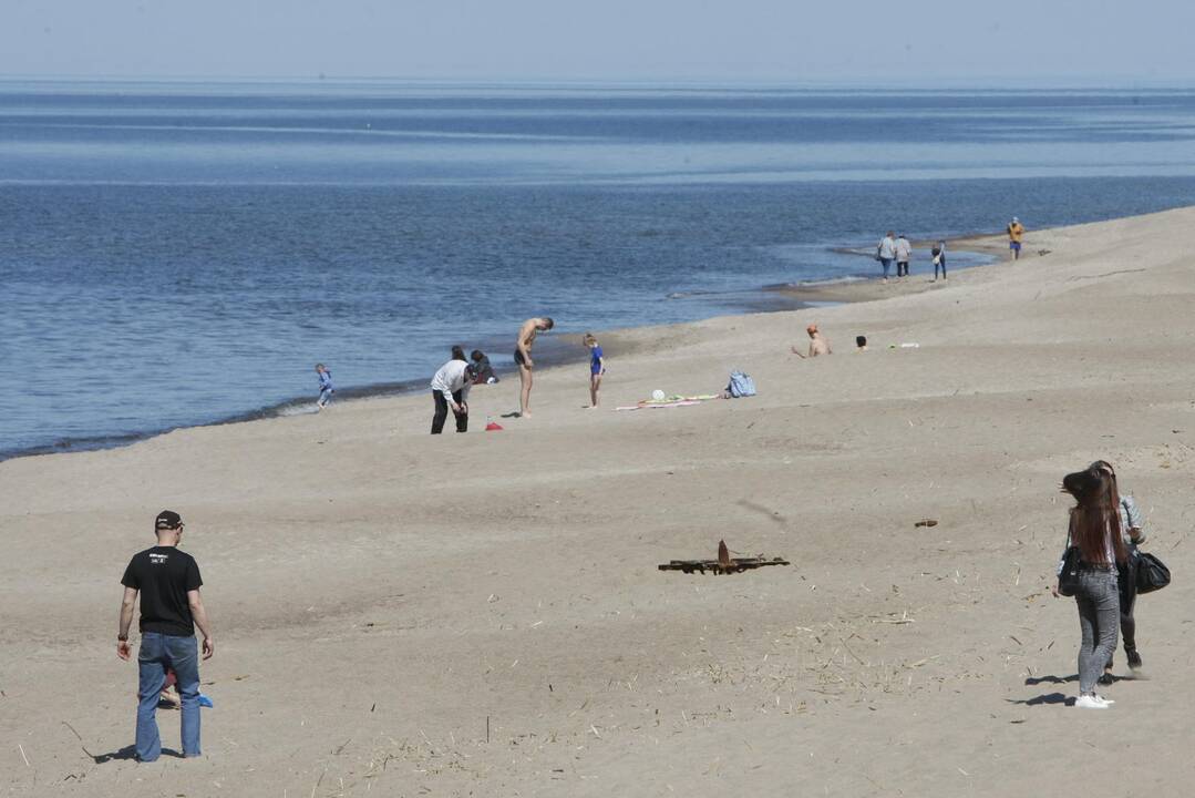 Klaipėdiečiai laiką leido paplūdimyje