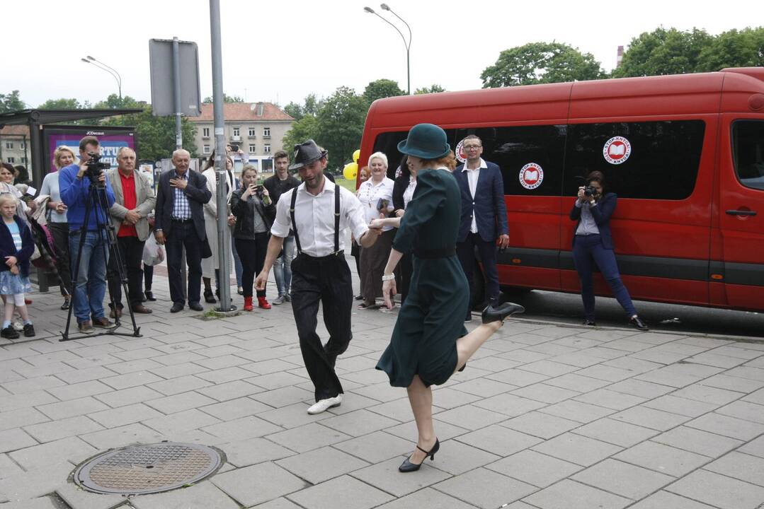 Atidarytos bibliotekėlės autobusų stotelėse