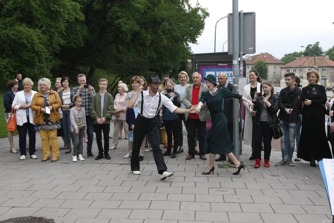 Atidarytos bibliotekėlės autobusų stotelėse