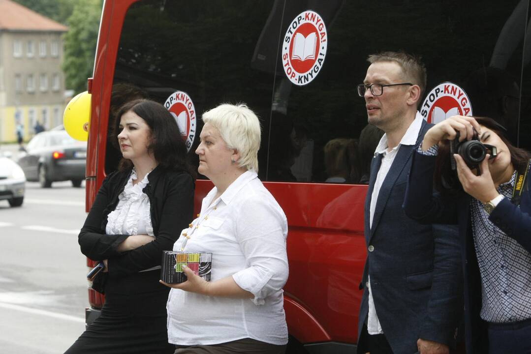 Atidarytos bibliotekėlės autobusų stotelėse
