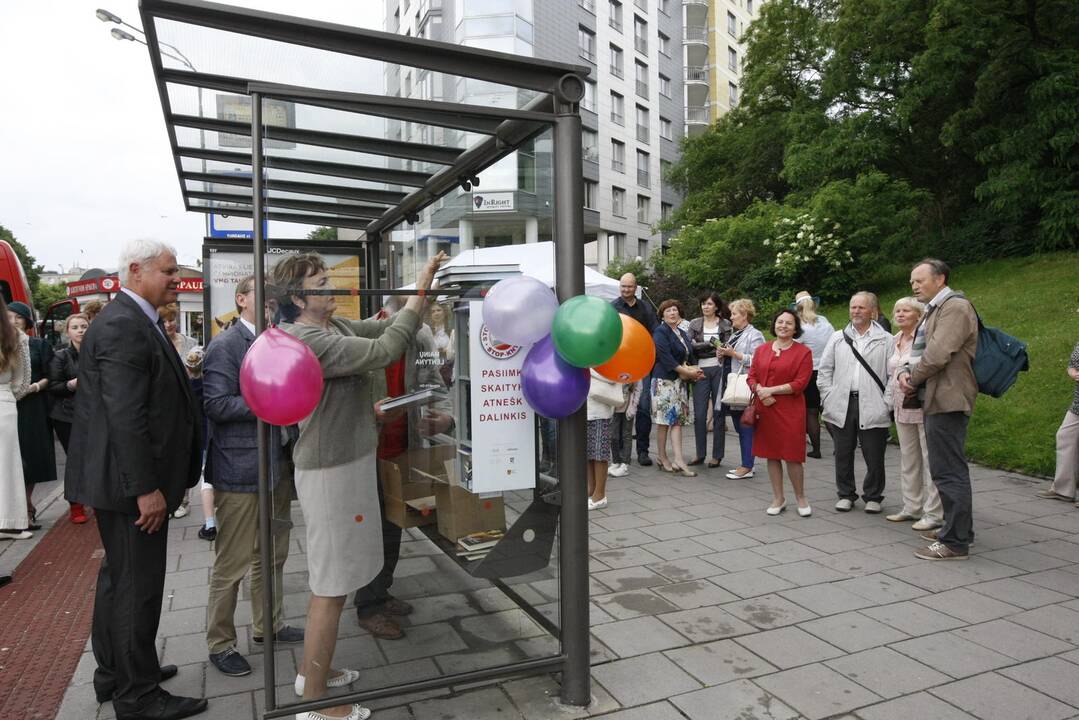 Atidarytos bibliotekėlės autobusų stotelėse