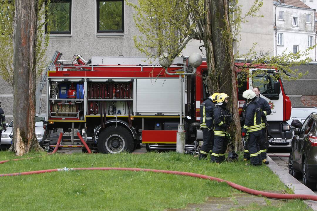 Klaipėdos centre driokstelėjo sprogimas: pro langą iššoko apdegęs žmogus