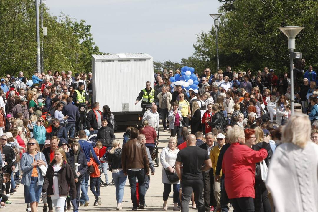 Balandžių paleidimas Palangoje