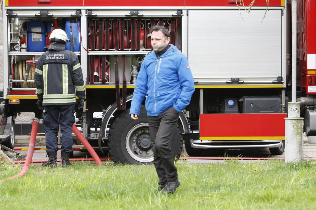 Klaipėdos centre driokstelėjo sprogimas: pro langą iššoko apdegęs žmogus