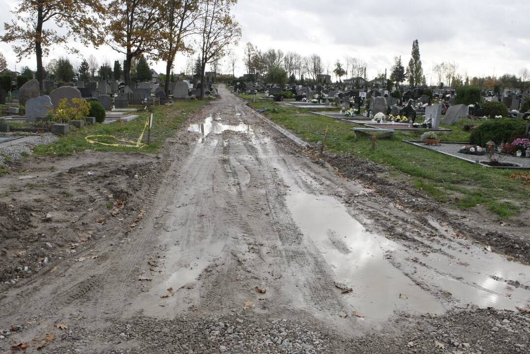 Po Vėlinių Joniškės kapinėse – nuostoliai: žmonės turėjo klampoti po purvyną