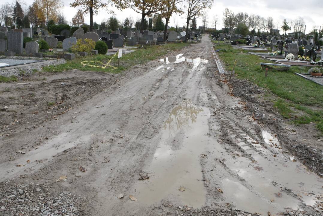 Po Vėlinių Joniškės kapinėse – nuostoliai: žmonės turėjo klampoti po purvyną