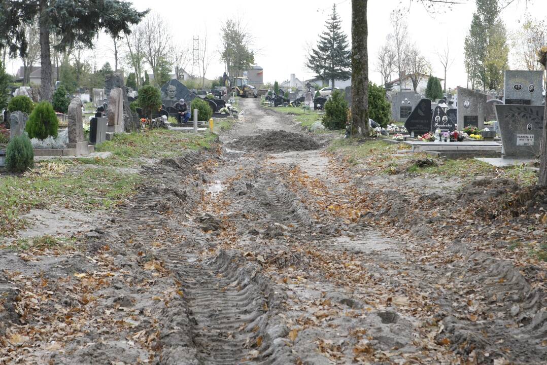 Po Vėlinių Joniškės kapinėse – nuostoliai: žmonės turėjo klampoti po purvyną