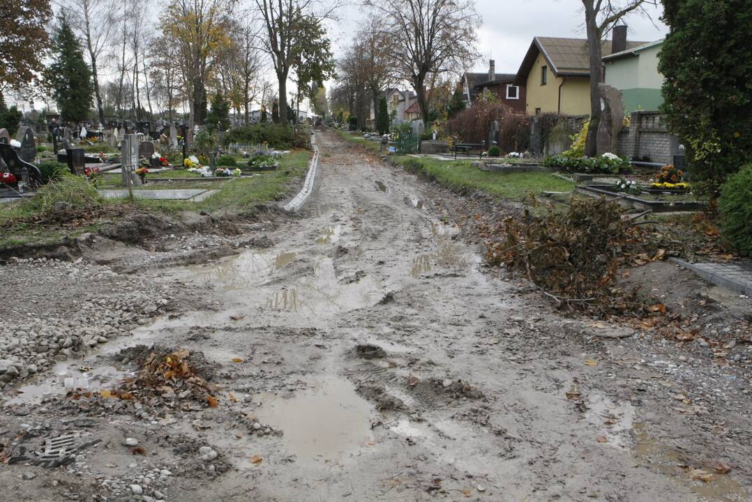 Po Vėlinių Joniškės kapinėse – nuostoliai: žmonės turėjo klampoti po purvyną