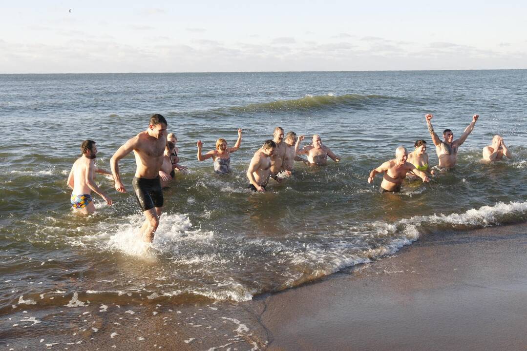 Sveikuoliai nėrė į ledinę Baltiją