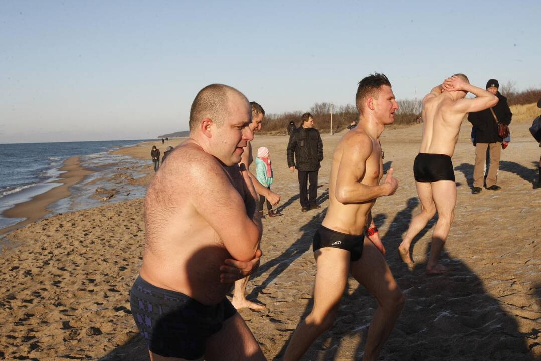 Sveikuoliai nėrė į ledinę Baltiją