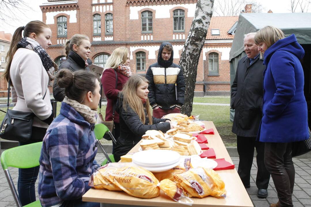 Kariškiai studentus vaišino žuviene