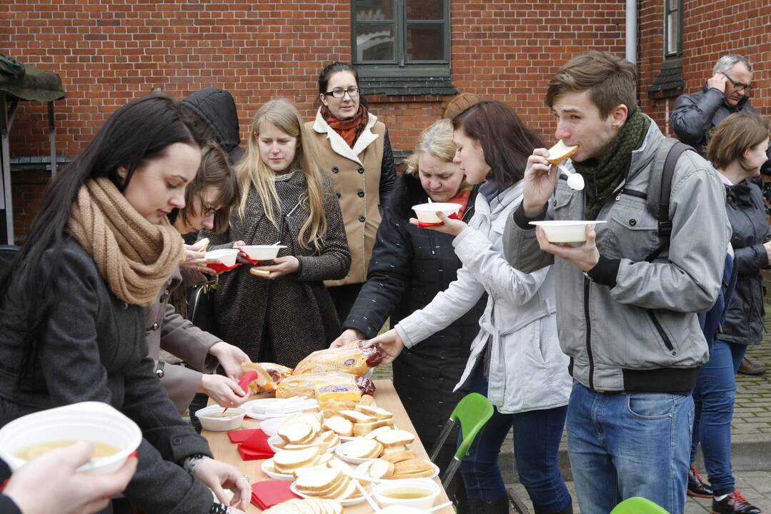 Kariškiai studentus vaišino žuviene